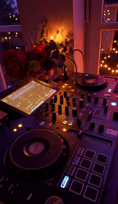 DJ-Pult im farbigen Licht einer Feier